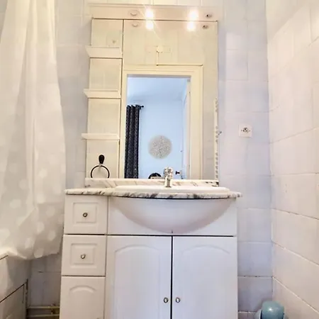 Apartment Beau 2 Pieces En Centre Et A 200m De La *